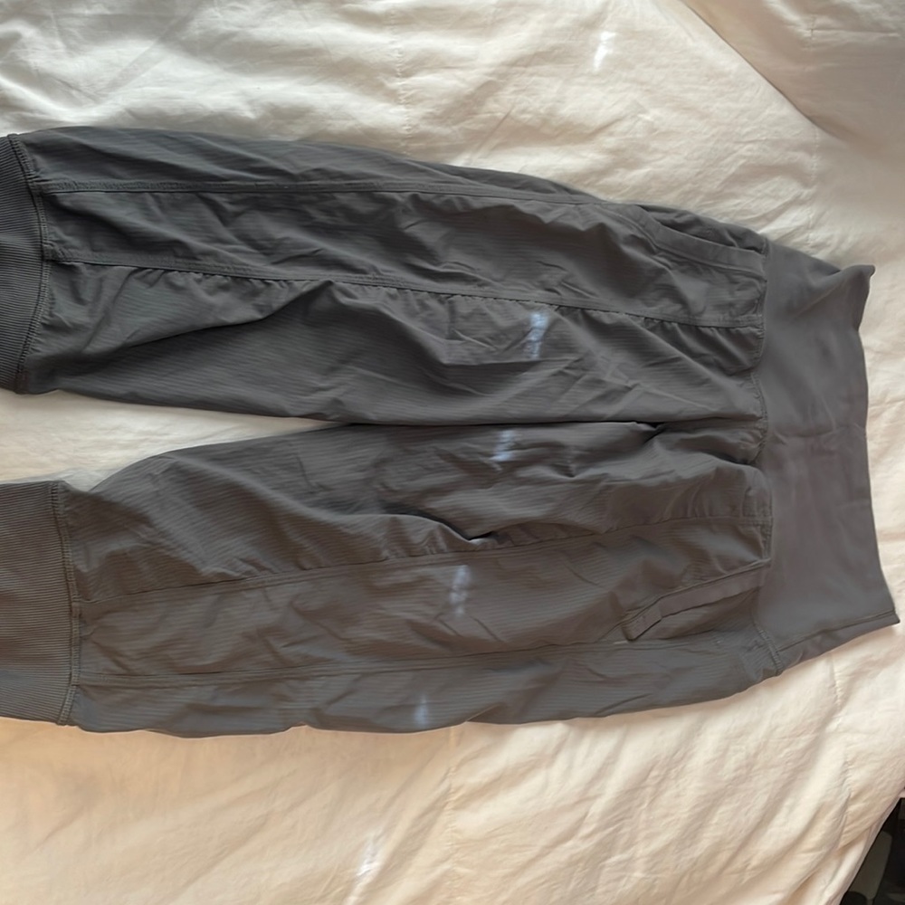 LULU Capri pants